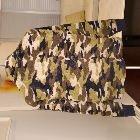 🔥 New Banana Republic Camo Sherpa Pull Over Sweater XS men (Green & Brown) - Picture 3 of 6